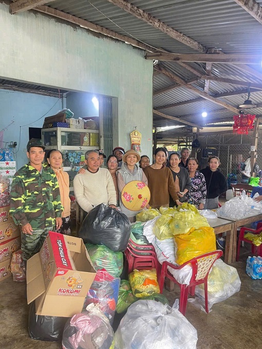 BÀ CON NHÂN DÂN XÃ TÂY SƠN ĐỒNG HÀNH VỚI ĐỒNG BÀO VÙNG NGẬP LŨ